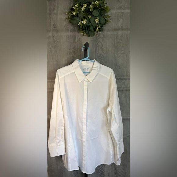Tops - Plus size white button down tunic.